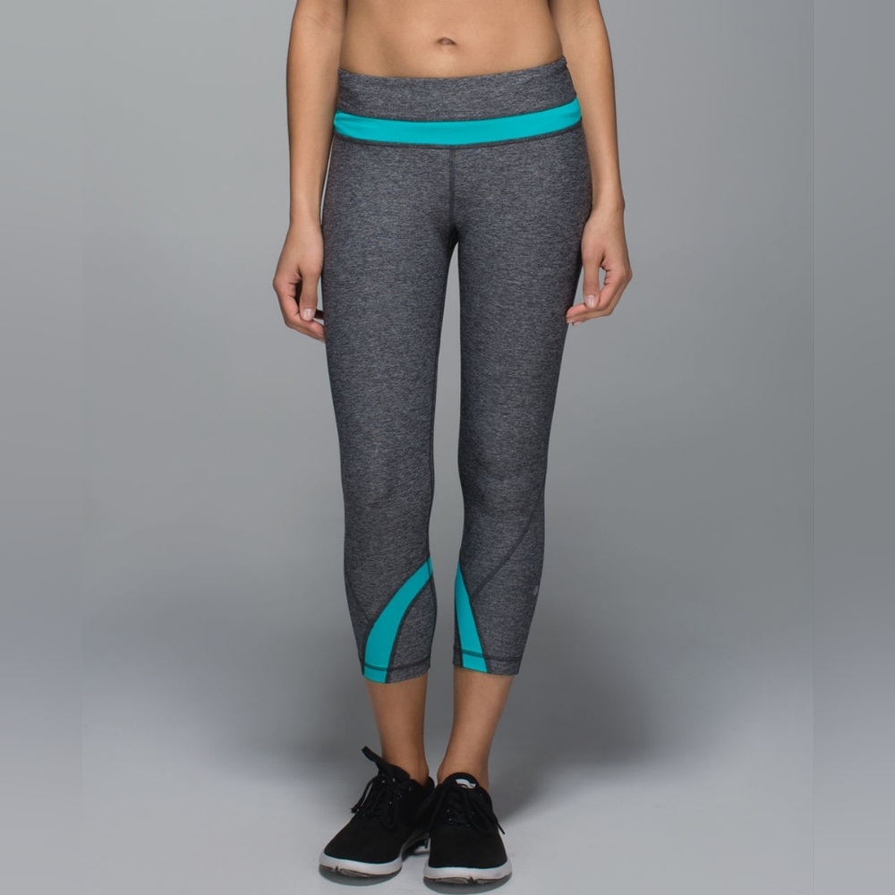 🌈Lululemon Run: Inspire Crop II *All Luxtreme in Heathered Black/Blue Tropics